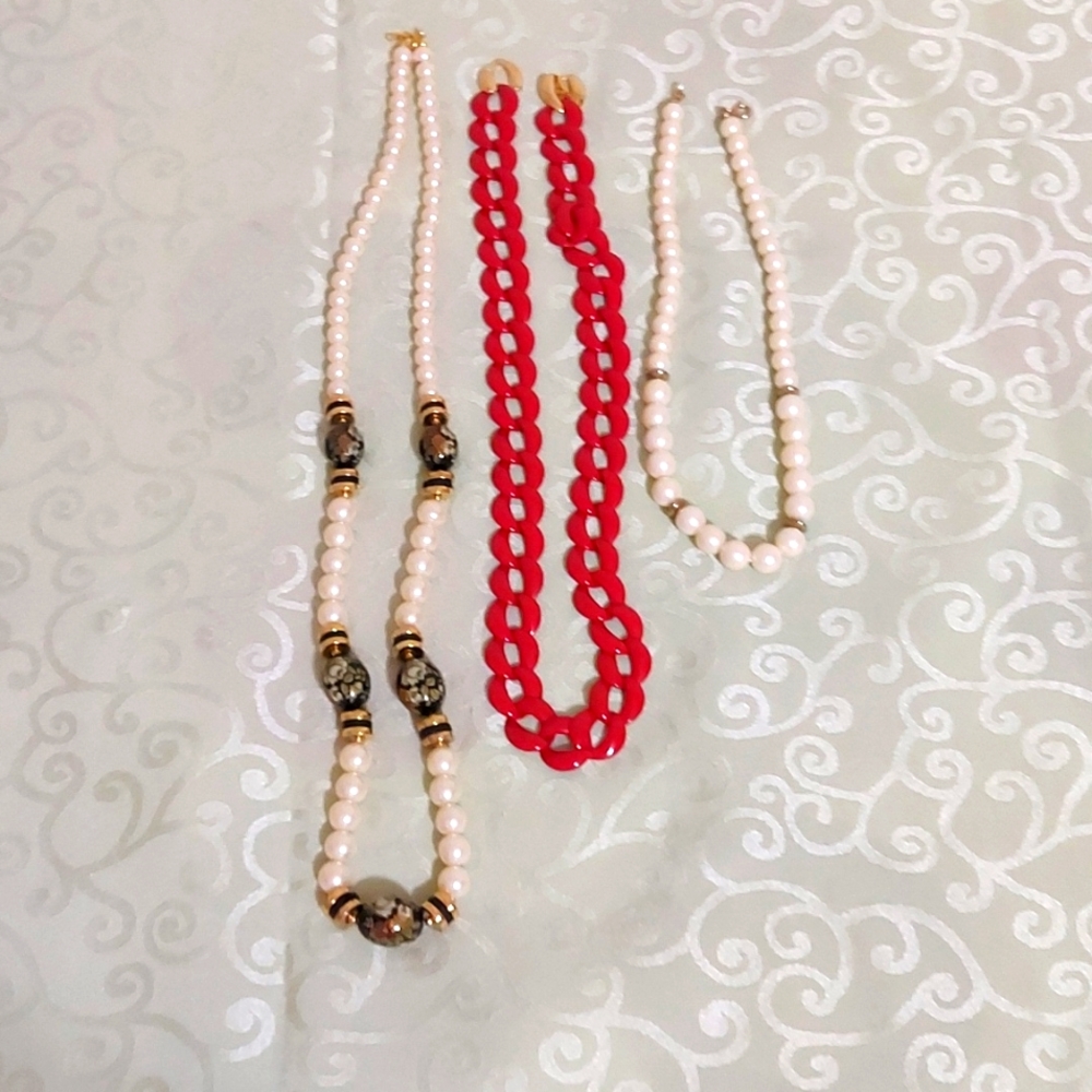 Women necklaces, red one is Napier, red, white and black color.